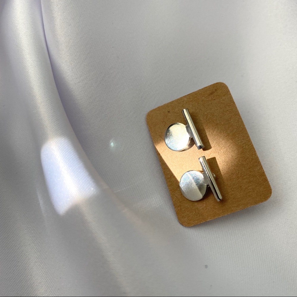 Minimalist stud earrings - Picture 5 of 7
